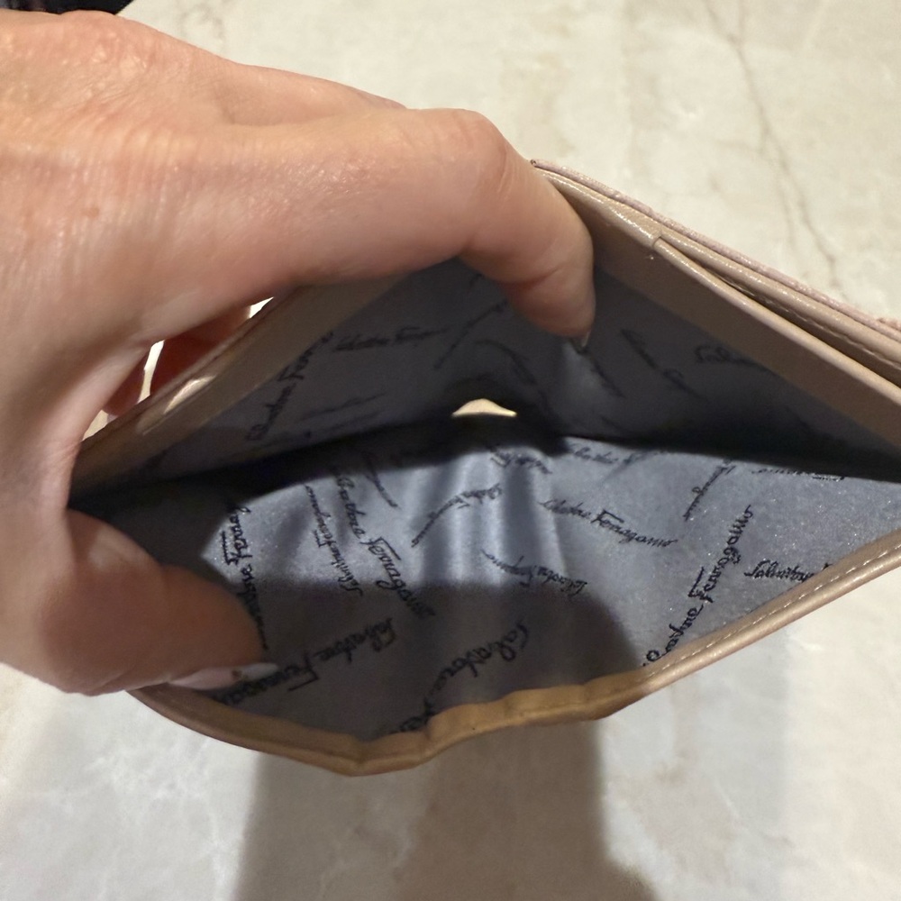 Salvatore Ferragamo Gancini leather beautiful dust rose wallet in chain  in EUC - Picture 11 of 16